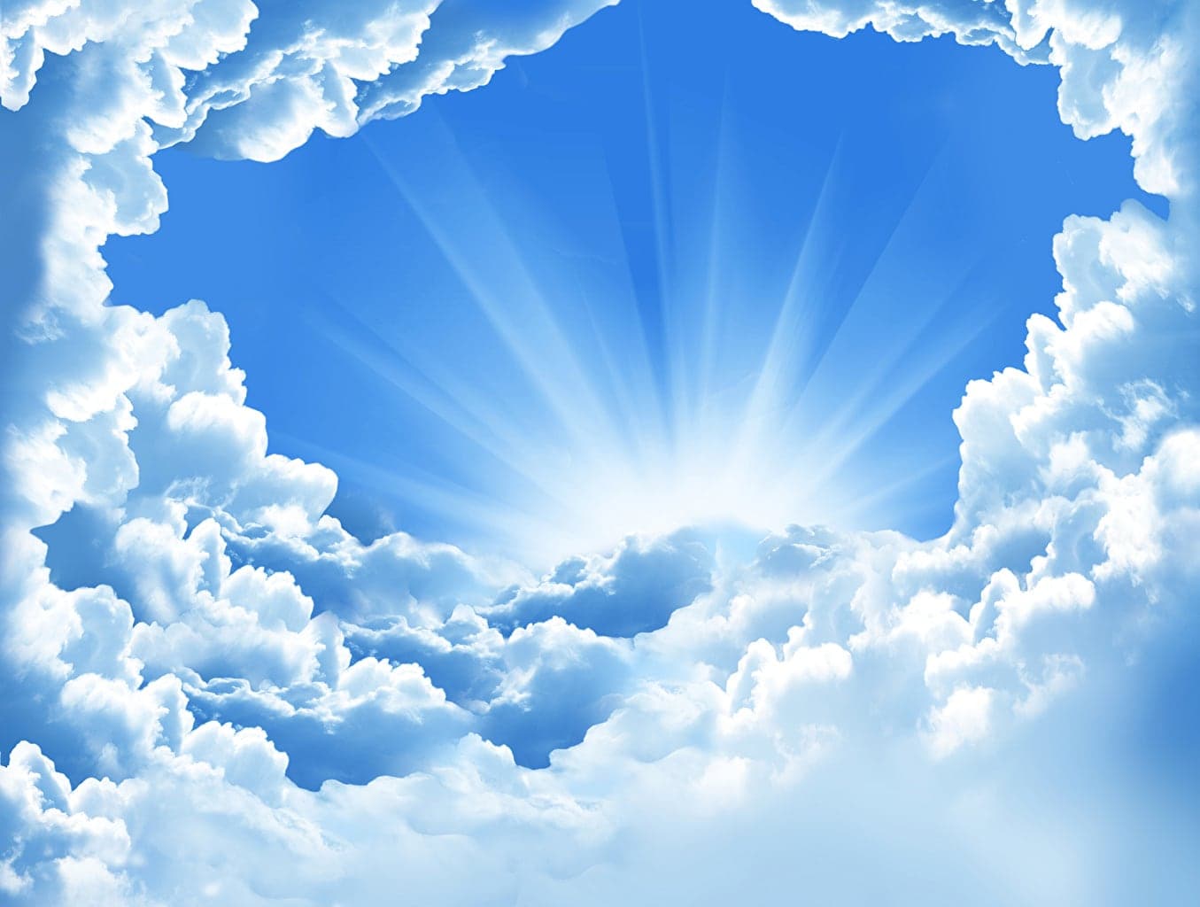Cielo con rayos de luz entre las nubes